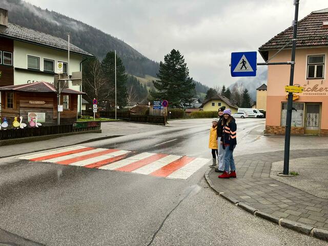 Marlena Rieder, Clara Rieder und Kimberley Daxbeck vor dem Zebrastreifen und der Bushaltestelle in der 30er-Zone in Kleinzell. | Foto: Richard Rieder