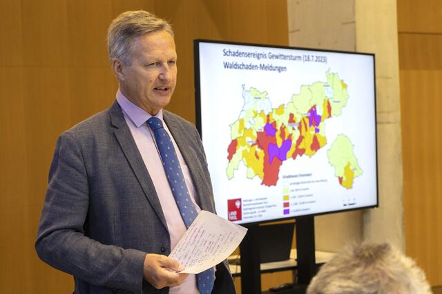 Landesforstdirektor Josef Fuchs erläuterte den Anwesenden die aktuelle Situation in Tirols Wäldern.  | Foto: © Land Tirol/Die Fotografen