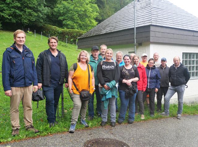 Bürgermeisterin Vera Pramberger (3. v. l.) und Bürgermeister Andreas Geppert (2. v. l.) mit Gemeindemandataren und Mitarbeitern bei der städtischen Wasserquelle in Hinterburg. | Foto: Gemeinde Kirchdorf