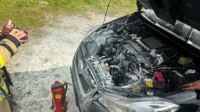 Aufgrund eines vermuteten technischen Defekts im Motorraum entfachte sich ein Brand. | Foto: Feuerwehr Tamsweg