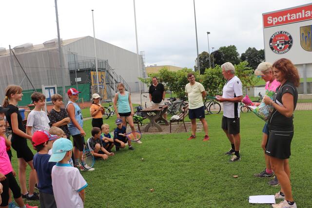 Urkunden und ein Eis für alle war der krönende Abschluss der Tenniscamp-Woche des ATUS Kalsdorf. In der letzten Ferienwoche folgt mit dem dritten Turnus eine weitere.  | Foto: Edith Ertl