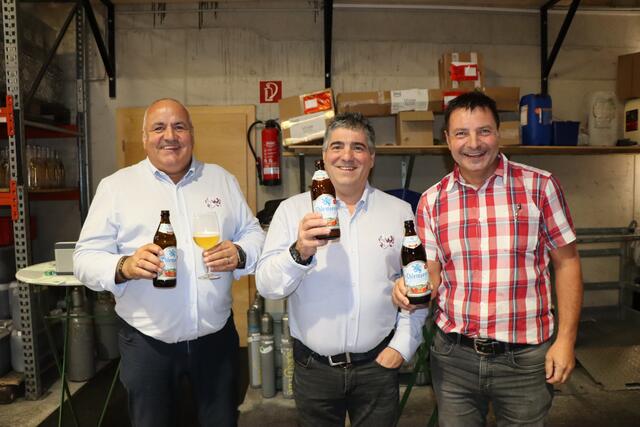 Gelungene Bierverkostung (v.l.): See-Theater Spielleiter Albert Tschallener, Obmann Markus Narr und Peter Auer (Getränke Grün). | Foto: Othmar Kolp