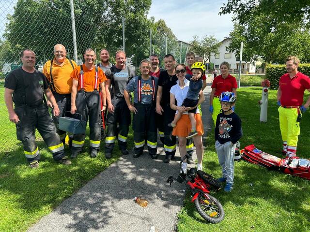 Der Bub durfte sich schlussendlich noch über ein Gruppenfoto mit seinen Rettern freuen. | Foto: FF Neutal