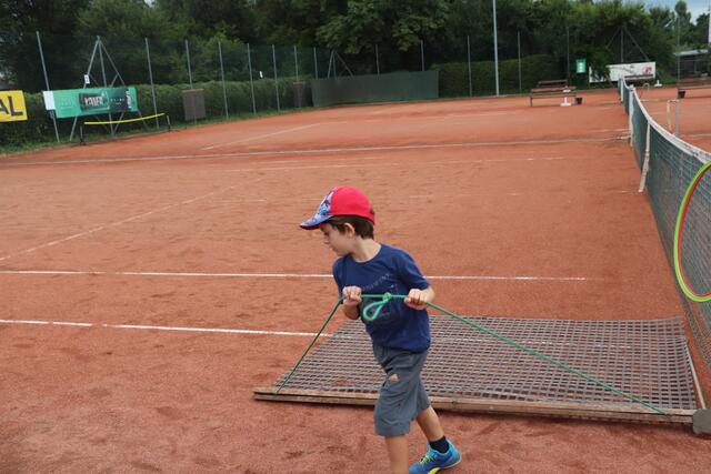 Auch das gehört dazu: mit der Matte den Tennisplatz spieltauglich machen.  | Foto: Edith Ertl
