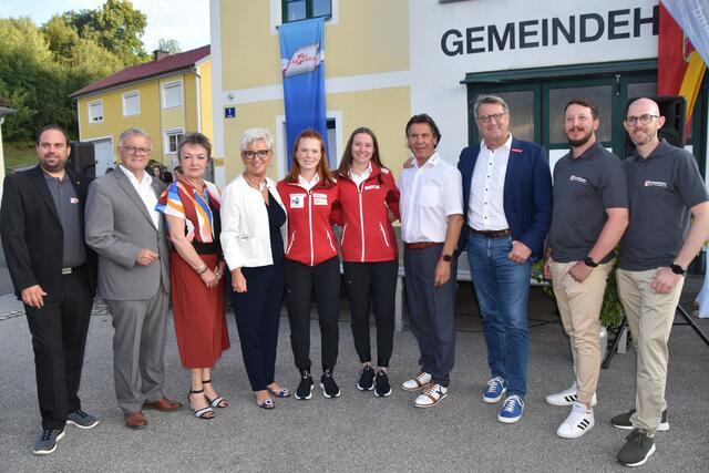 Eröffnungsfeier: Christian Zumpf (SZ Rettenbach), Hans Niessl (Sport Austria Präsident), Bgm. Renate Habetler, LA Doris Prohaska, Tina Hetfleisch, Emma Eberhardt, BSV-Präs. Gerald Guttmann, ASKÖ-Präs. Alfred Kollar, Daniel Gschwandtner (ObmStv SZ Rettenbach), Thomas Auer (Obm. SZ Rettenbach) | Foto: Michael Strini