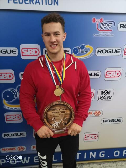 Jakob Grandl präsentiert stolz die Goldmedaille.  | Foto: Grandl