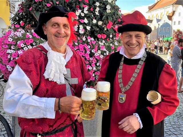 Hatten Grund zur Freude, die beiden Stadtoberhäupter Alexander Mayr (r.) aus der Partnerstadt Grafenau und Bürgermeister Günter Streicher in blumiger Umgebung. | Foto: Franz Gruber