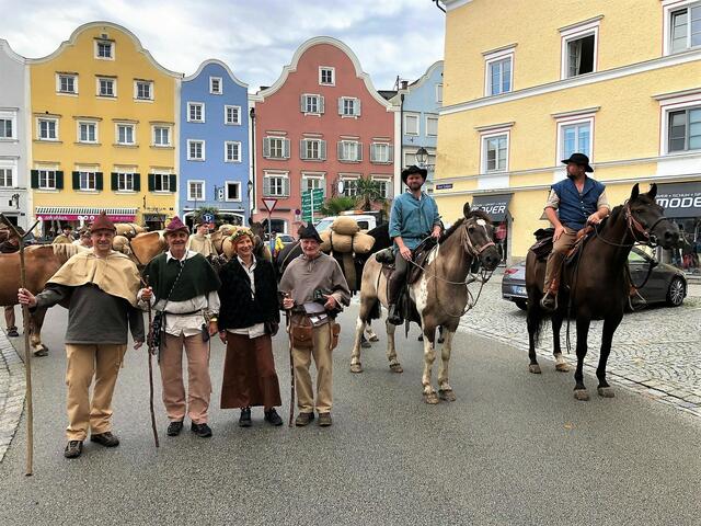 Nachdem Säumerfrühschoppen ging es Donnerstagfrüh Richtung Grafenau. V. l.: Mit dabei die beiden Bürgermeister Alexander Mayr (Grafenau) und Günter Streicher (Schärding), Doris Streicher und Säumer Urgestein Willi Schindler. | Foto: Franz Gruber