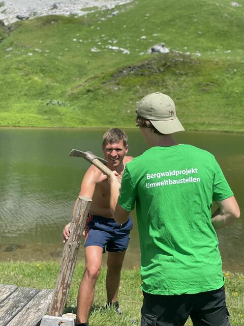 Reparatur einer Bergbank. Florian Marx (vorne) und Christian Rauter (hinten) | Foto: Lia Kayser