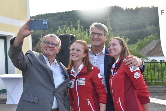 Ein Selfie mit viel Sonnenschein: Sport Austria-Präsident Hans Niessl, Tina Hetfleisch, OSG-Obmann und ASKÖ Burgenland-Präsident Alfred Kollar, Emma Eberhardt | Foto: Michael Strini