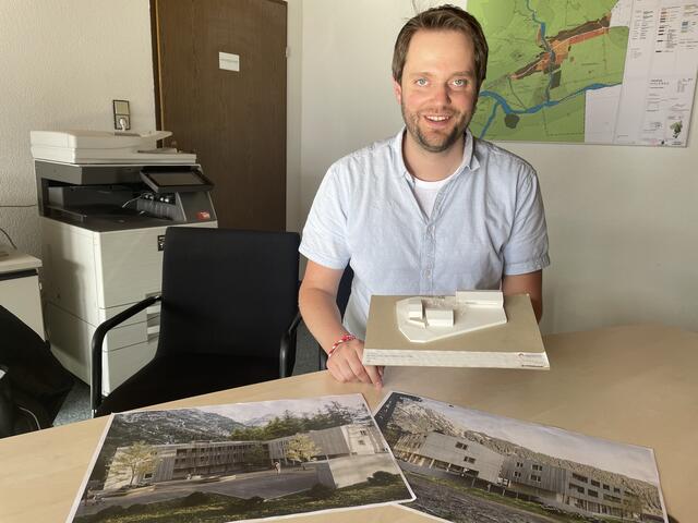 Bgm. Florian Klotz mit einem Modell und Visualisierungen der Anlage. | Foto: Reichel
