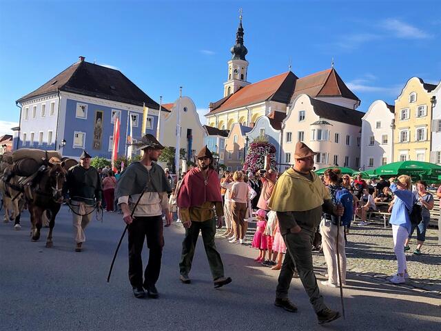 Einzug des historischen Säumerzuges am Schärdinger Stadtplatz. | Foto: Franz Gruber