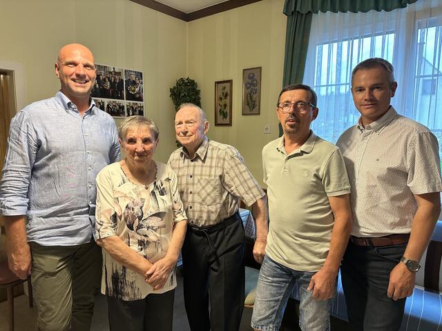 Bgm. Jürgen Zimara, Ringbauer Anna, Ringbauer Michael, Ringbauer Johann, Vizebgm. Thomas Böhm | Foto: Gemeinde Loipersdorf-Kitzladen