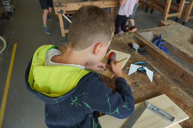 Arbeiten mit Holz wie ein richtiger Tischler bei der WIFI Kids-Academy. | Foto: WIFI NÖ