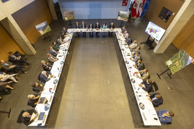 Im Innsbrucker Landhaus fand heute der "Forstgipfel" mit Bundes- und LandesvertreterInnen sowie VertreterInnen von Behörden, der Sozialpartner, des Tiroler Forstvereins und der betroffenen Regionen statt.  | Foto: © Land Tirol/Die Fotografen
