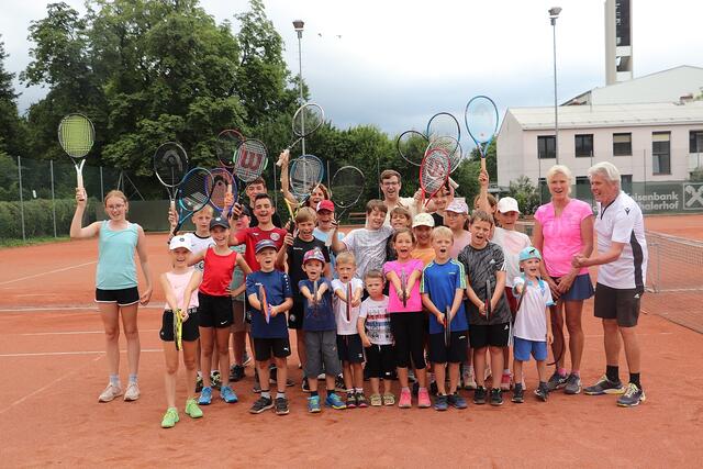 Jubel beim Tenniscamp in Kalsdorf, Elena (li), Stephan Scheifinger (Bildmitte) sowie Elfi und Heiz Käfer (re) freuen sich über ein erfolgreiche Sportwoche.  | Foto: Edith Ertl