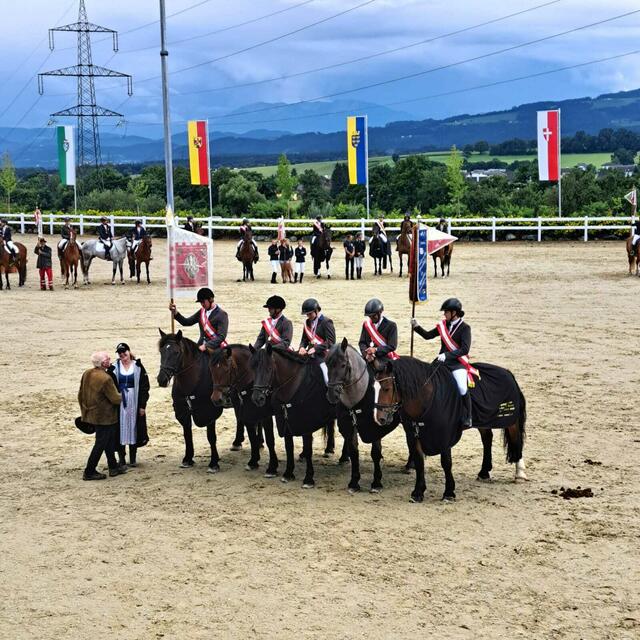 Schlussaufmarsch und Ehrung: Gratulation von Kendlbacher Pauli (Präsident der Ländlichen Reiter und Fahrer - Österreich und Bundes- und Salzburger -Landesreferent für NORIKER) an die Sieger Mannschaft sowie die Einzelplatzierten.