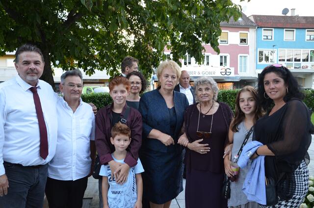 Die Überlebende des Lagers Lackenbach, Rosa Schneeberger, mit ihrer Familie, Verena Dunst und Emmerich Gärtner-Horvath. | Foto: Anika Paul