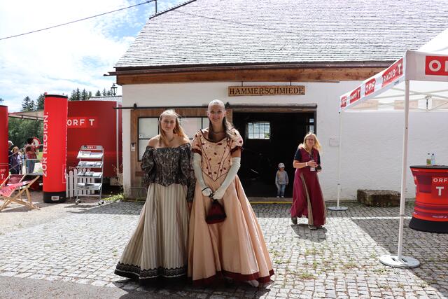 Die Hofdamen Mia und Joana in ihren hübschen Gewändern.