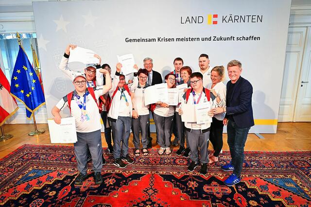 Empfang der Teilnehmerinnen und Teilnehmer der Special Olympics Weltsommerspiele in Berlin 2023. Peter Kaiser, Stefan Strauß, Simone Mairitsch, Christoph Kandutsch, Birgit Schlesinger, Markus Tarman, Martin Loipold, Diana Kontic, Romana Zaplatnik, Marina Zaplatnik, Sonja Wulz.
 | Foto: LPD Kärnten/Bauer