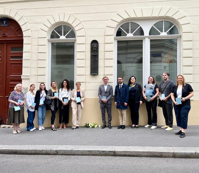 Die Gedenkfeier anlässlich des 110. Todestages von Ukrajinka fand am Dienstag, dem 1. August, um 10 Uhr in der Florianigasse 7 statt.  | Foto: Sarah Bergbauer/BV 8
