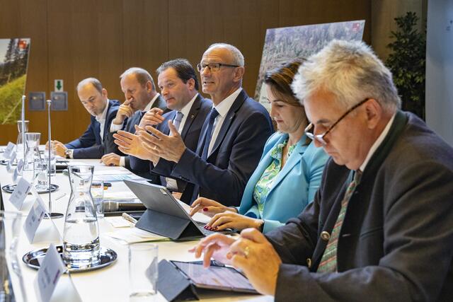 Dass nun schnell gehandelt werden muss, darüber waren sich alle einig (v.li.): Präsident der Landwirtschaftskammer Josef Hechenberger, LHStv Josef Geisler, BM Norbert Totschnig, LH Anton Mattle, LRin Astrid Mair und Johannes Schima, Sektionsleiter BML. | Foto: © Land Tirol/Die Fotografen
