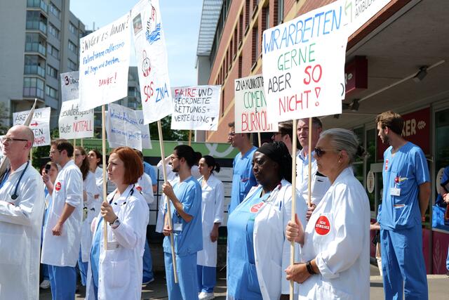 Von 10 bis 11 Uhr protestierte dort das medizinische Personal gegen die Arbeitsbedingungen, vor der ZNA sowie vor dem Spital wurden Kundgebungen abgehalten. | Foto: Max Spitzauer/RMW