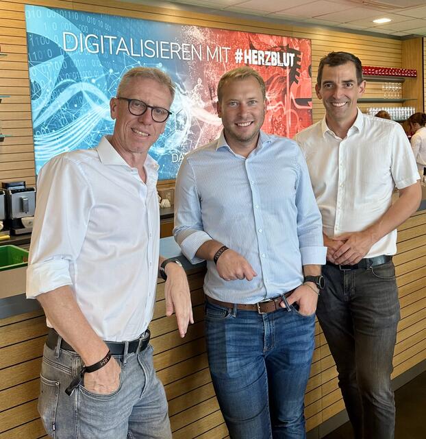Peter Stöger (Sportdirektor Flyeralarm Admira), Stefan Wailand (Datenpol), Christian Tschida (Präsident Flyeralarm Admira). | Foto: Datenpol