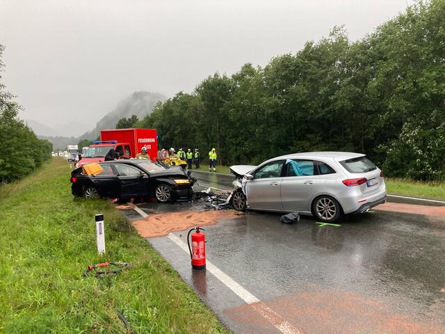 Beide Fahrzeuge wurden durch den Zusammenstoß massiv beschädigt. | Foto: Zoom Tirol