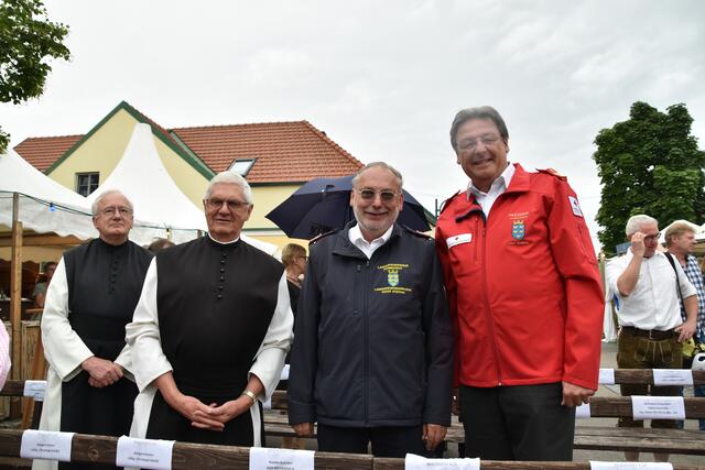 Pater Walter Ludwig, Pater Amadeus Hörschläger, Feuerwehrkurat Pater Stephan Holpfer und NÖ Rotkreuz Präsident Josef Schmoll. | Foto: Preineder