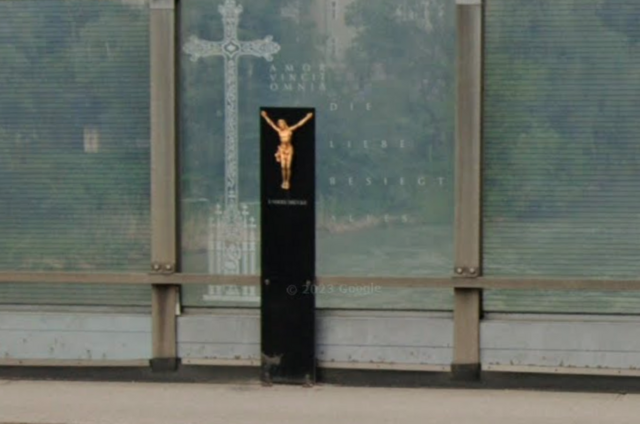 Die Figur soll bereits Anfang Juli gestohlen worden sein. | Foto: Google Street View Screenshot