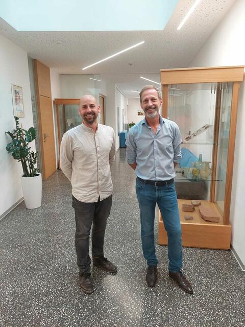 Philipp Stabentheiner (Römermuseum Mautern) und Gastgeber Stadtamtsleiter Emmerich Gattinger | Foto: Bettina Kindl