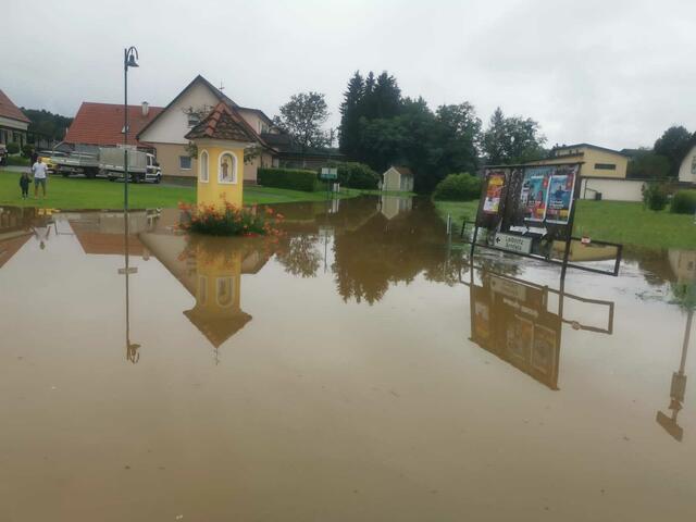 Endstation: Zahlreiche Straßen sind in Heimschuh aufgrund des Hochwassers nicht befahrbar. | Foto: FF Heimschuh