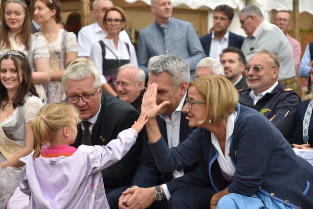 Isabella plaudert mit Bürgermeister, Kanzler und Landeshauptfrau. | Foto: Preineder