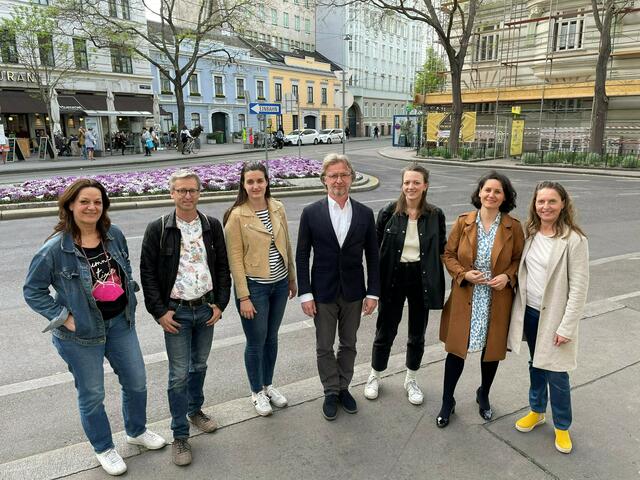 Am Josef-Matthias-Hauer-Platz v.l.n.r.: Birigit Kleinlercher (Neos), Markus Mondre (Grüne), Sanja Drazic (SPÖ), Martin Fabisch (Grüne), Lena Köhler (Grüne), Veronika Mickel (ÖVP) und Sylvie Walch (ÖVP).  | Foto: Holzmüller/BV8