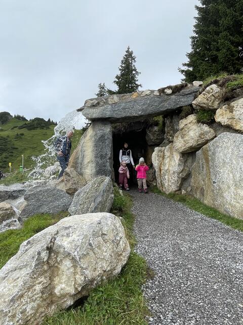 Durch einen Tunnel gelangt man zum barrierefreien Rundwanderweg um den Speichersee.