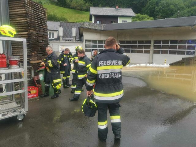 Die Feuerwehrleute aus Heimschuh und von anderen Wehren stehen bereits seit den frühen Morgenstunden im Einsatz. | Foto: FF Heimschuh
