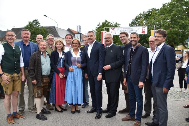 Bürgermeister mit Bezirkshauptfrau, Landeshauptfrau und Bundeskanzler. | Foto: Preineder