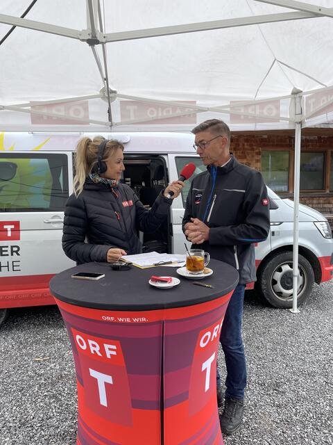 Eberhard Jehle, kaufmännischer Direktor der Bergwelt Hahnenkamm, stand Moderatorin Barbara Kohla, Rede und Antwort. 