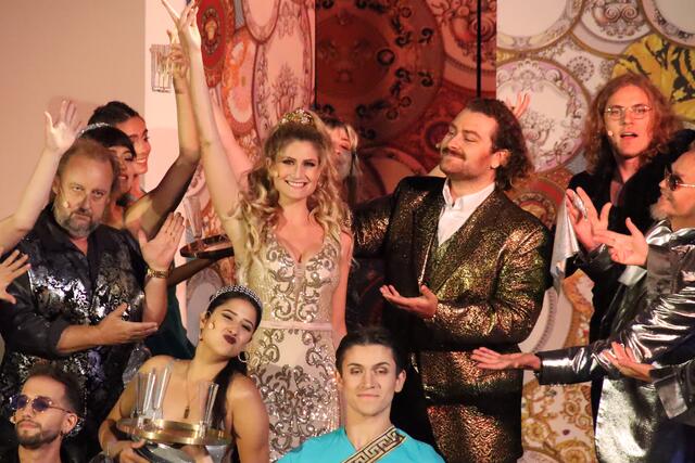 Strahlefrau Swenja Kallweit war goldrichtig in der Titelrolle der Helena besetzt, musste aber mit ihren Kollegen nach dem ersten Akt die Bühne räumen. | Foto: Martin Wurglits