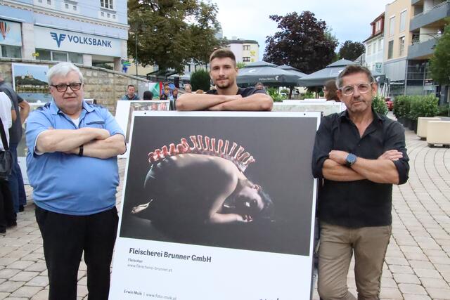 Die Fleischer Alois und Felix Brunner vor dem Bild, das Fotograf Erwin Muik (von links) in ihrem Betrieb in Minihof-Liebau inszeniert hat. | Foto: Martin Wurglits