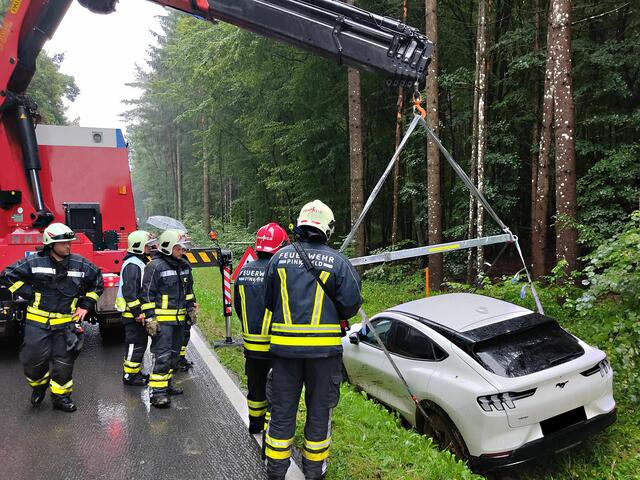 Die Stadtfeuerwehr Pinkafeld und Feuerwehr Oberschützen bargen einen Pkw aus einem Graben. | Foto: Stadtfeuerwehr Pinkafeld
