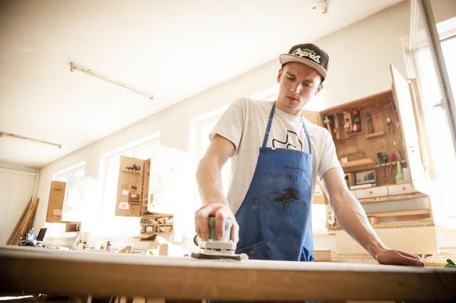 Angefangen hatte alles mit Herstellung von Longboards, dann sattelte man auf Umbau von Campingfahrzeugen um. | Foto: Lugmayr