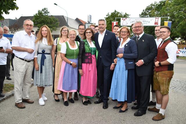 Pfaffstättens Gemeinde mit dem Bundeskanzler Karl Nehammer und der Landeshauptfrau Johanna Mikl-Leitner. | Foto: Preineder