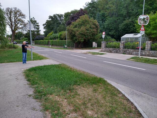 Besorgte Anrainer und Eltern machen in Münchendorf auf den fehlenden Schutzweg aufmerksam. | Foto: privat