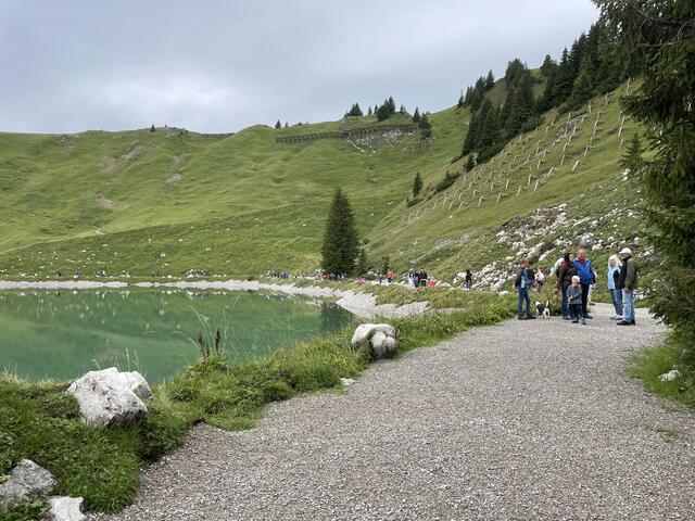 Im Winter ein großes Speicherbecken für Schneekanonen, im Sommer ein Bergsee als Attraktion für Wanderer.