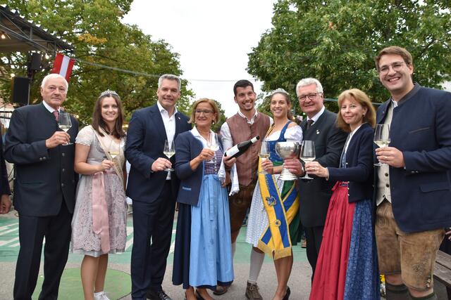 Großheuriger Pfaffstätten: Weinbauverein Obmann Wolfgang Breyer, Weinherbstkönigin Mia, Bundeskanzler Karl Nehammer, Landeshauptfrau Johanna Mikl-Leitner, Jungwinzer Andreas Kernbichler, Weinkönigin Christina I., Bürgermeister Christoph Kainz, Bezirkshauptfrau Verena Sonnleitner, Alzenaus Bürgermeister Stephan Noll. | Foto: Preineder