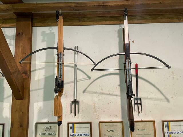 Zwei Sport-Armbrüste des Schützenverein 1288. | Foto: Hahn