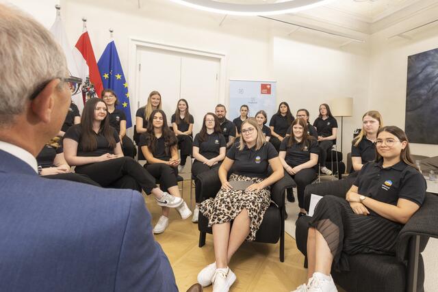 Stellvertretend für die Klasse stellten Leonie Bangheri und Valentina Madreiter die im Unterricht ausgearbeiteten Fragen. | Foto: Die Fotografen