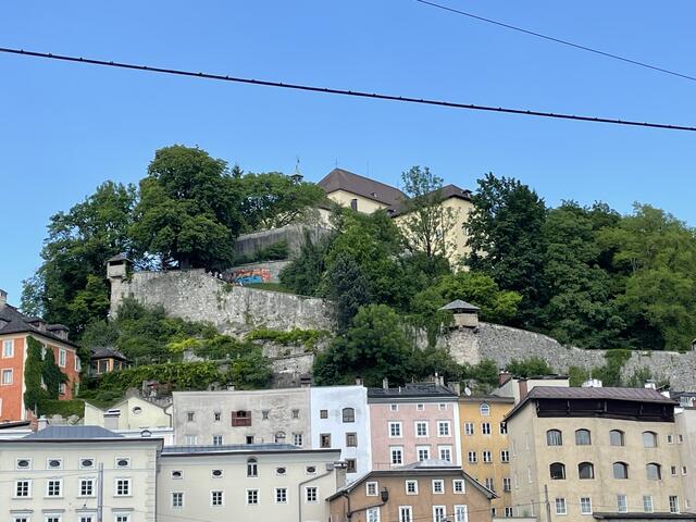 Blick Richtung Kapuzinerberg in der Stadt Salzburg | Foto: Lisa Gold